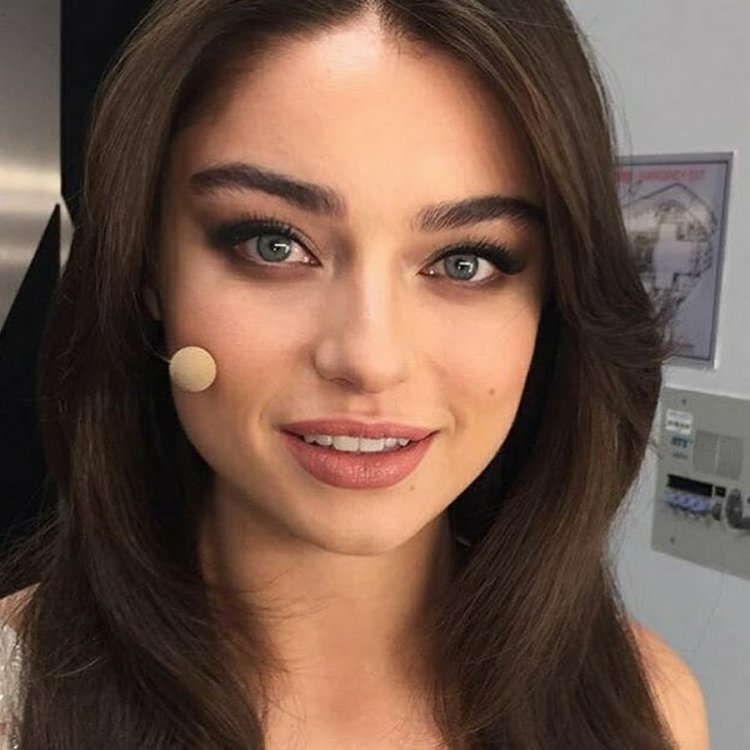 Актриса Айча Айшин