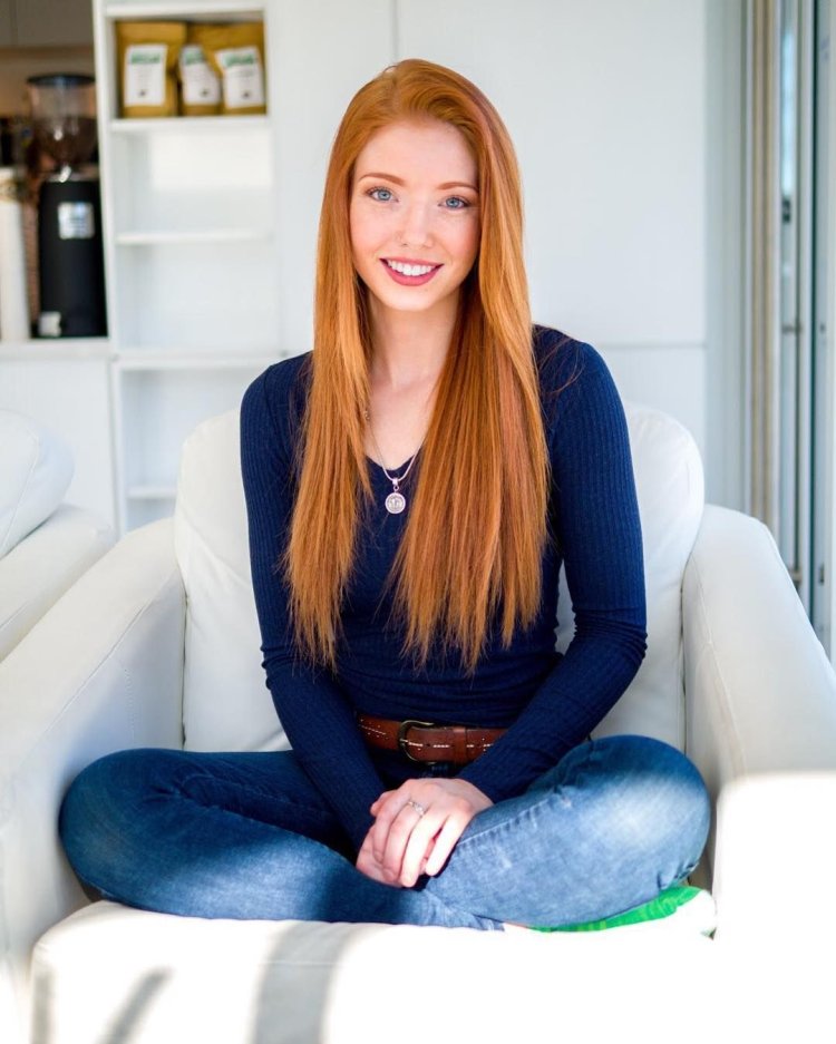 Софи Тернер с рыжими волосами