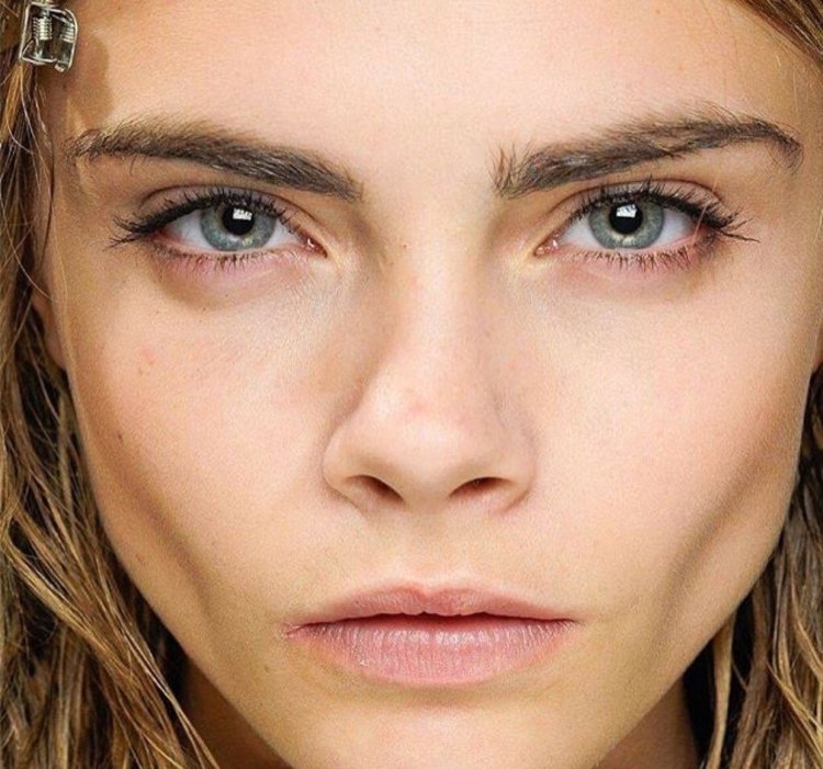 Актриса Кара Делевинь