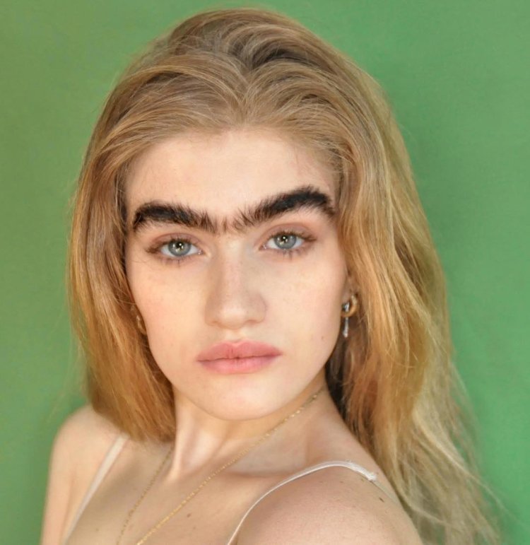 Естественные брови Лили Коллинз