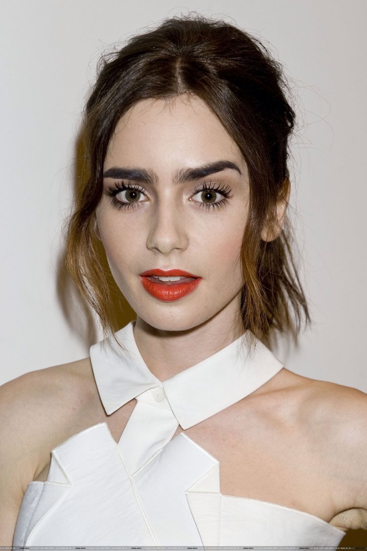 Девушка с идеальными бровями