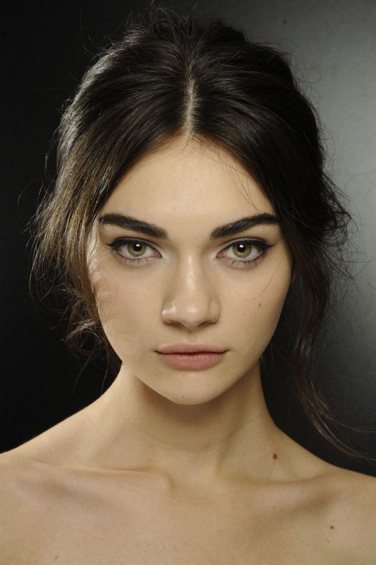 Красивые девушки с густыми бровями