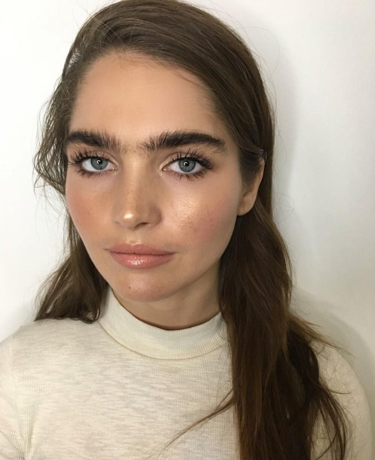 Кара Делевинь монобровь