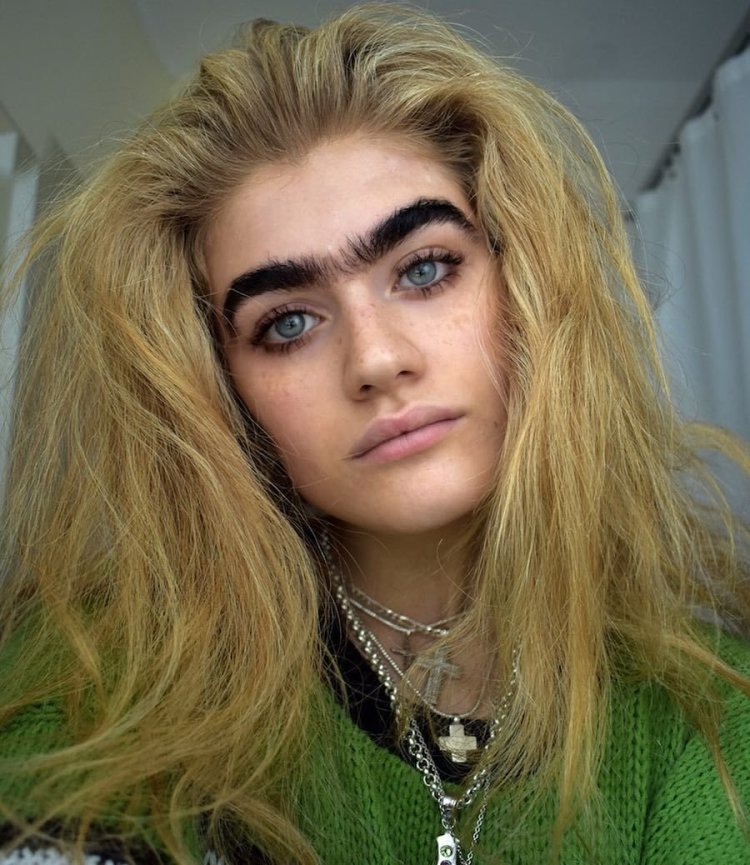 Кара Делевинь монобровь