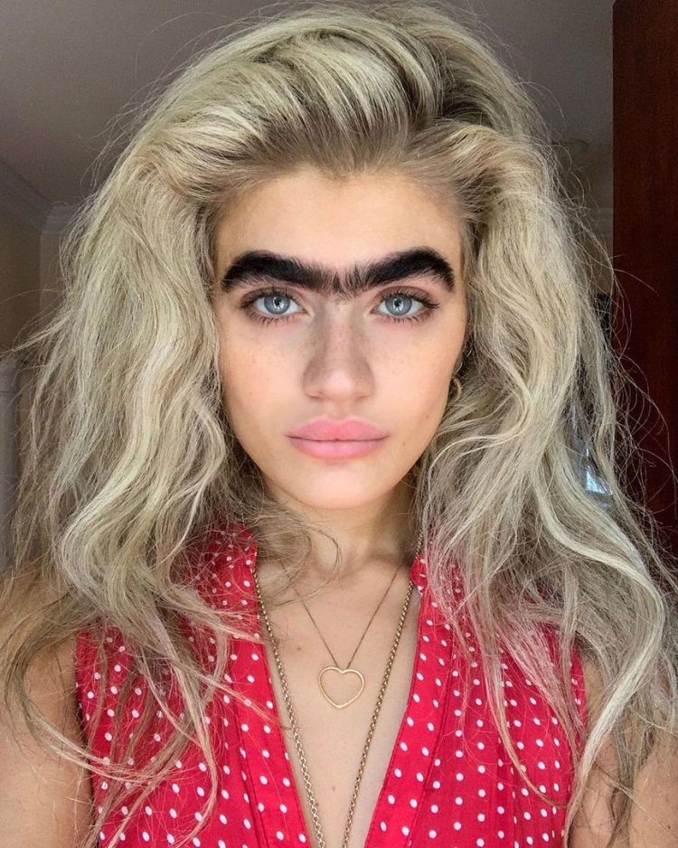 Лили Коллинз улыбается