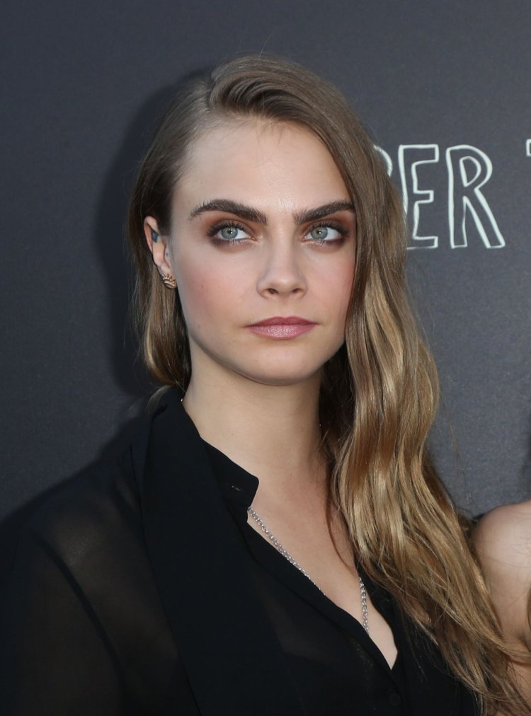 Кара Делевинь брови густые