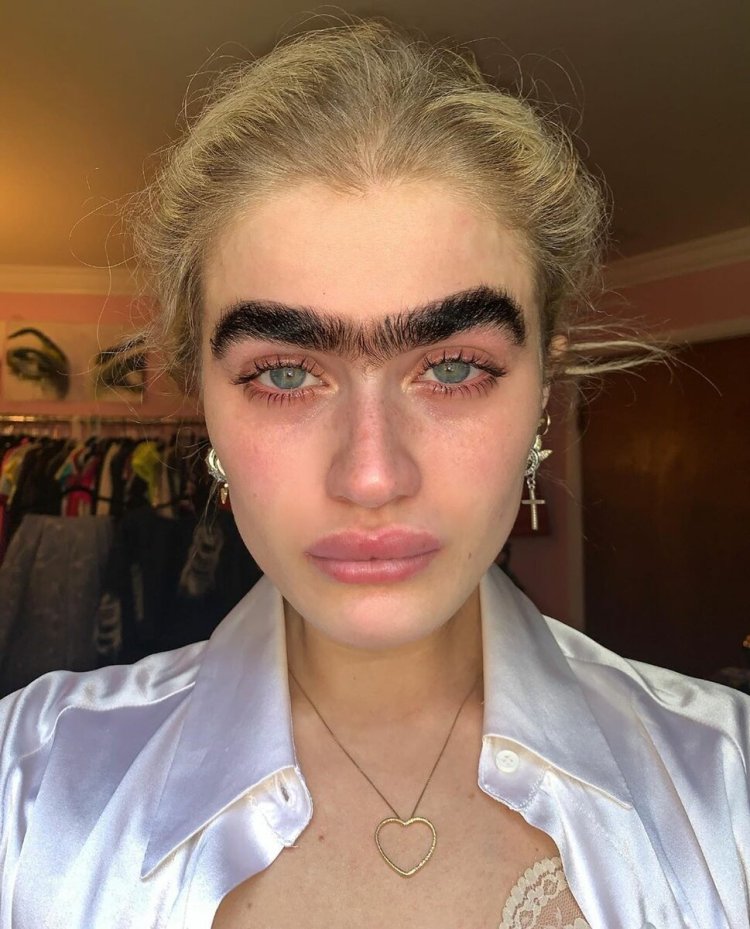 Кара Делевинь монобровь