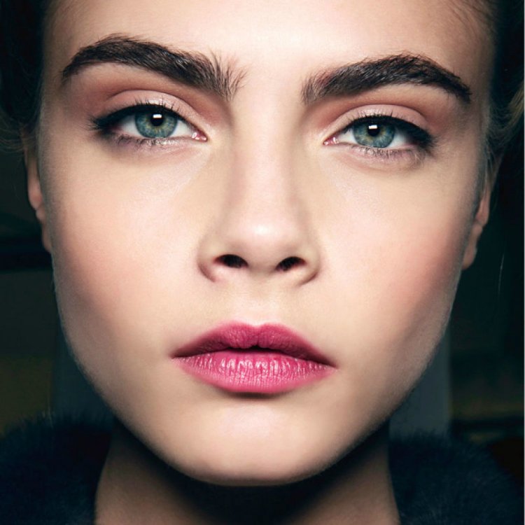 Лили Коллинз брови