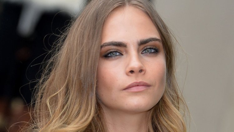 Лили Коллинз брови