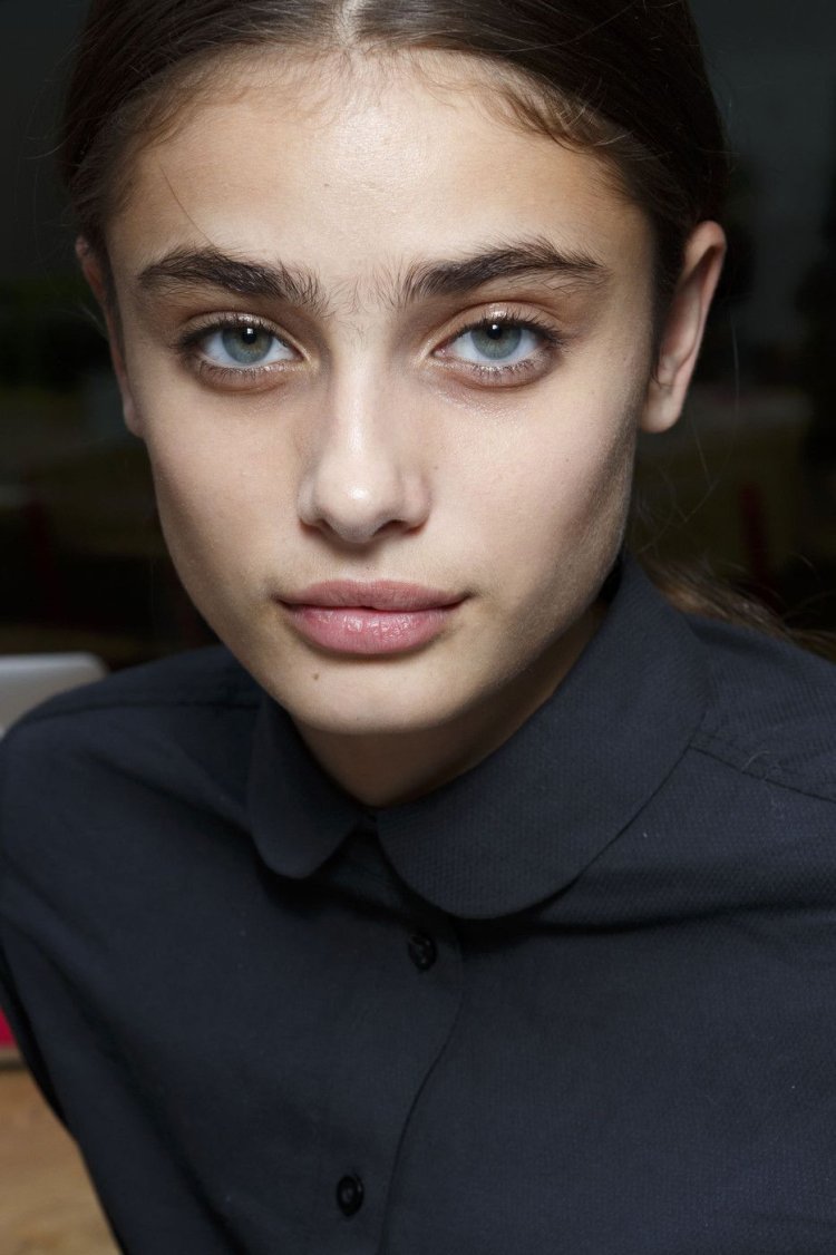 Марго Робби брови