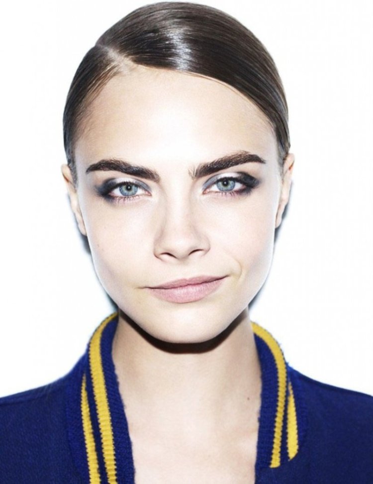 Черные широкие брови