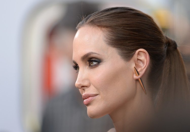 Анджелина Джоли профиль