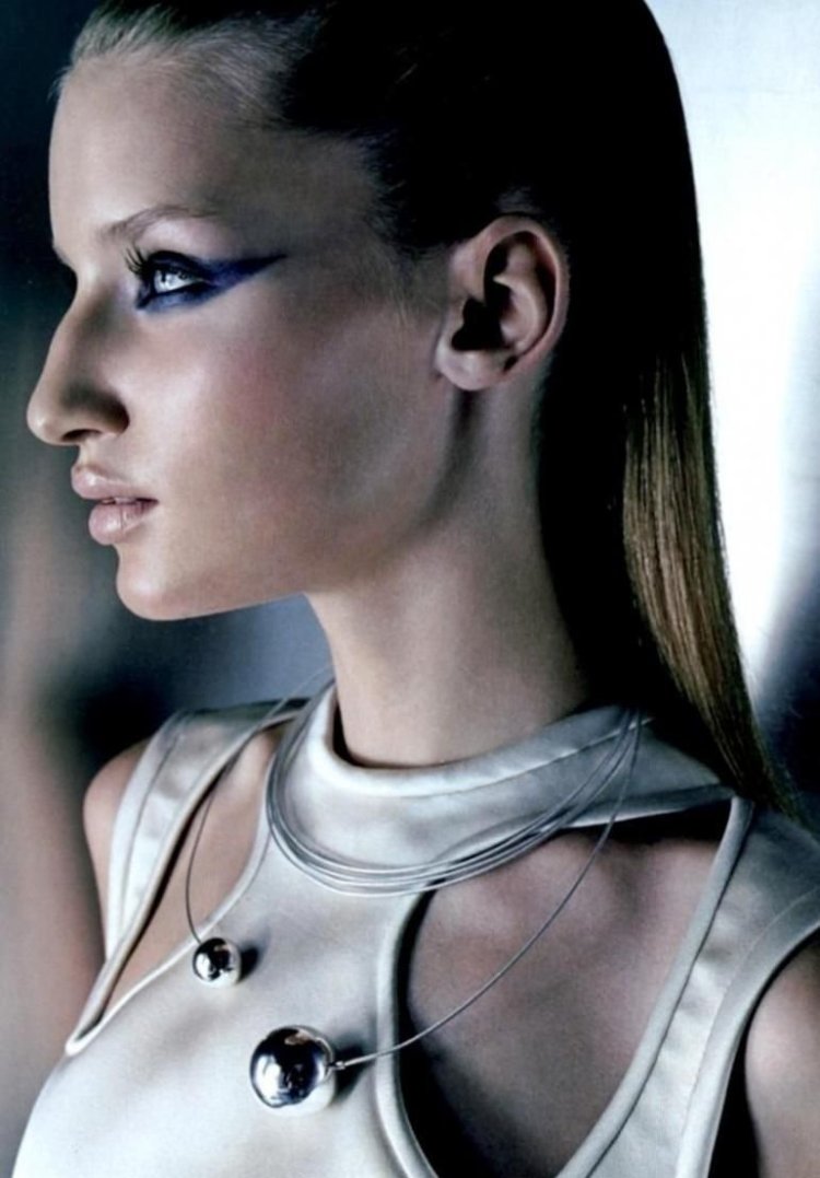 Анджелина Джоли с горбинкой