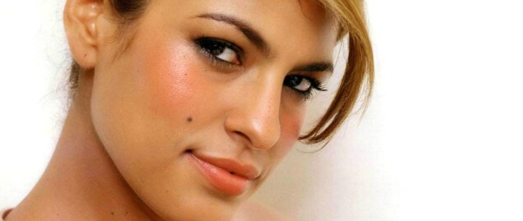 Ева Мендес родинка