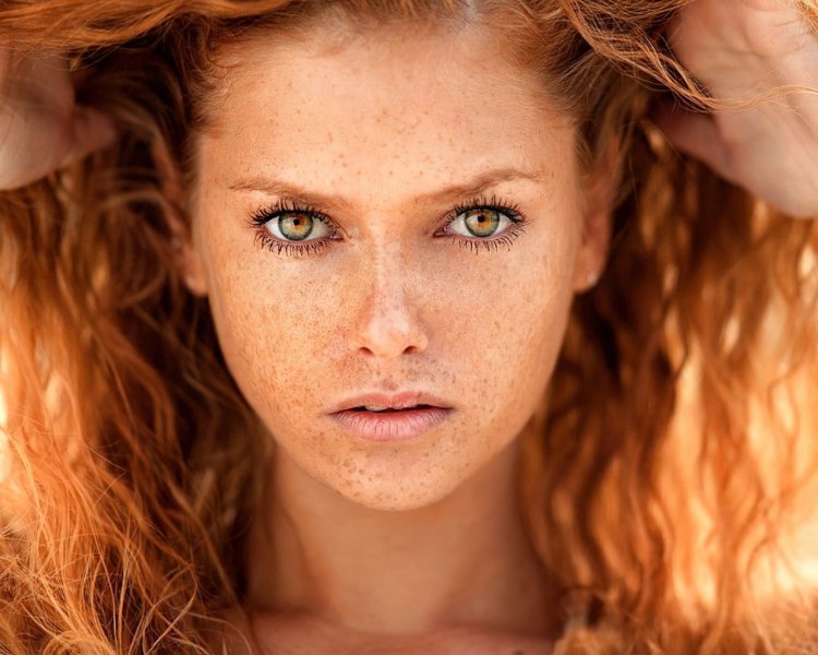 Рыжая девушка с веснушками