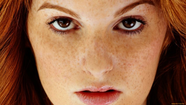 Рыжая девушка с веснушками