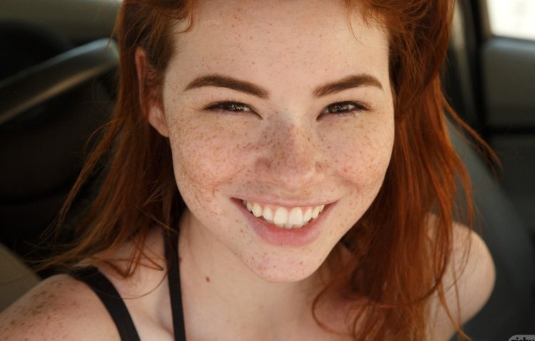 Сабрина Линн лицо