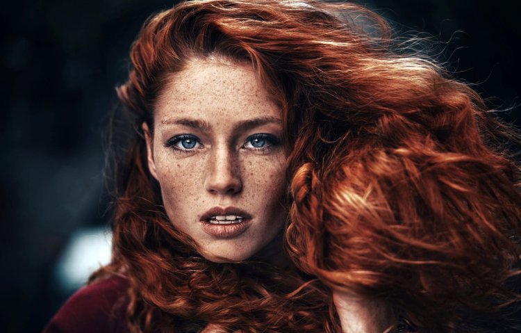 Рыжая девушка с веснушками и голубыми глазами