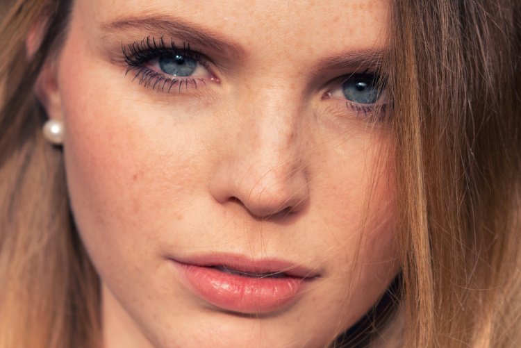 Женское лицо крупным планом без макияжа