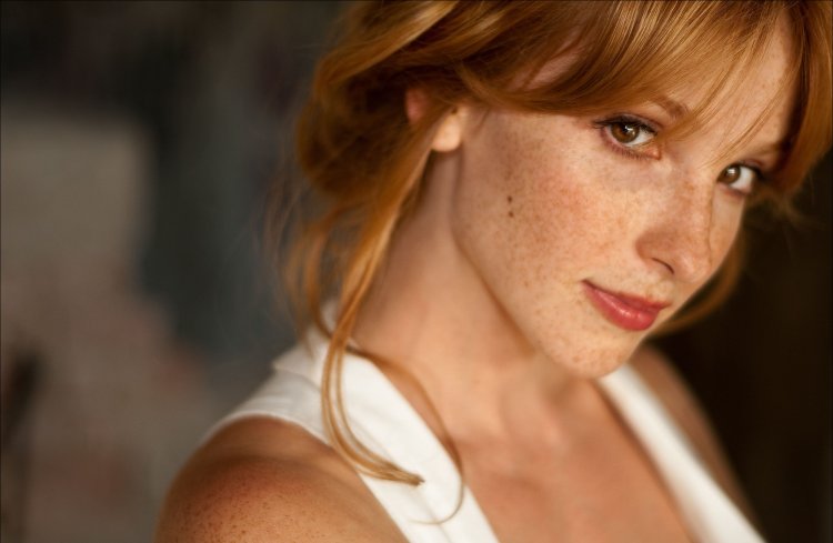 Женщина с веснушками