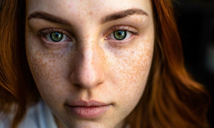 Девушка с веснушками