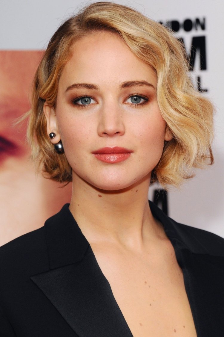 Анджелина Джоли анфас