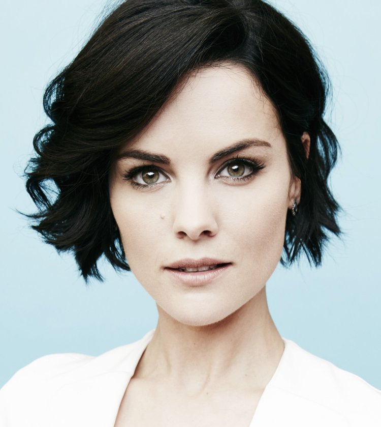 Анджелина Джоли лицо