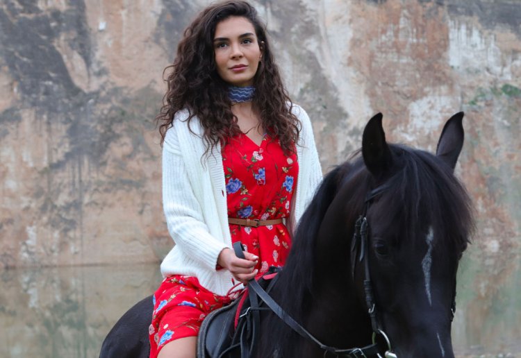 Эбру Шахин в сериале ветренный