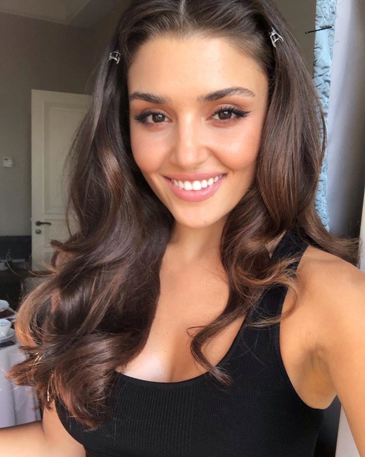 Турецкая актриса Ханде Эрчел