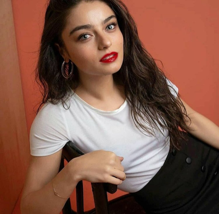 Турецкая актриса Айча Айшин