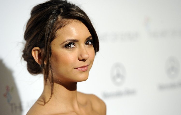 Нина Добрев