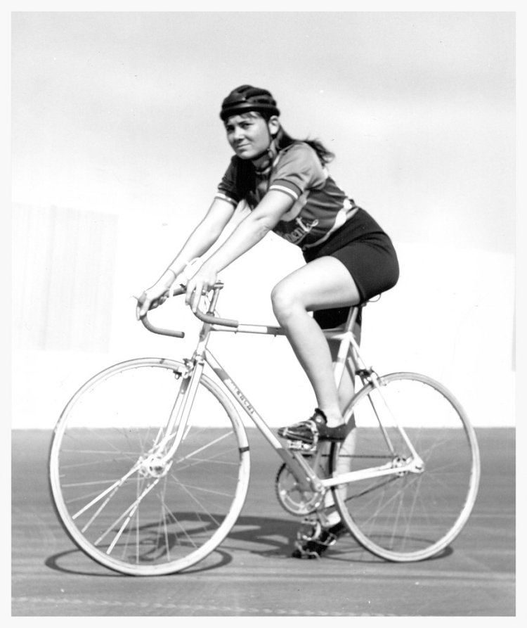 Девушка на велосипеде 1930