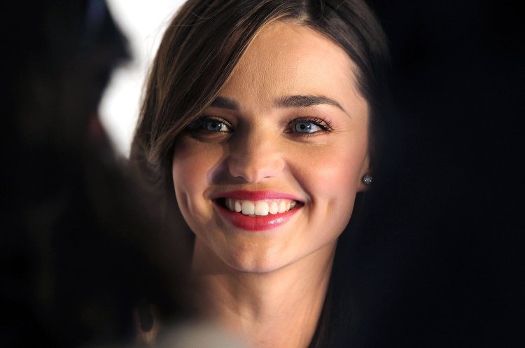 Миранда Керр улыбается