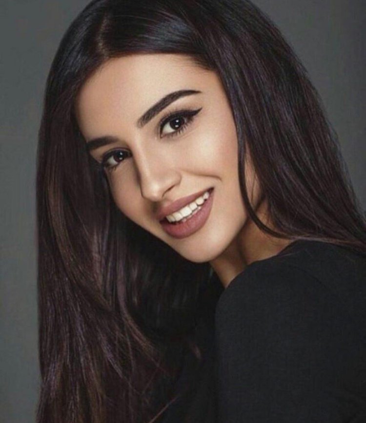 Девушка с армянским флагом