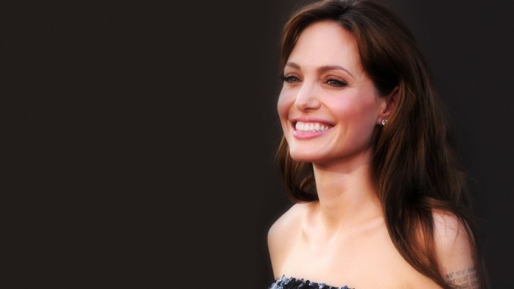 Анджелина Джоли