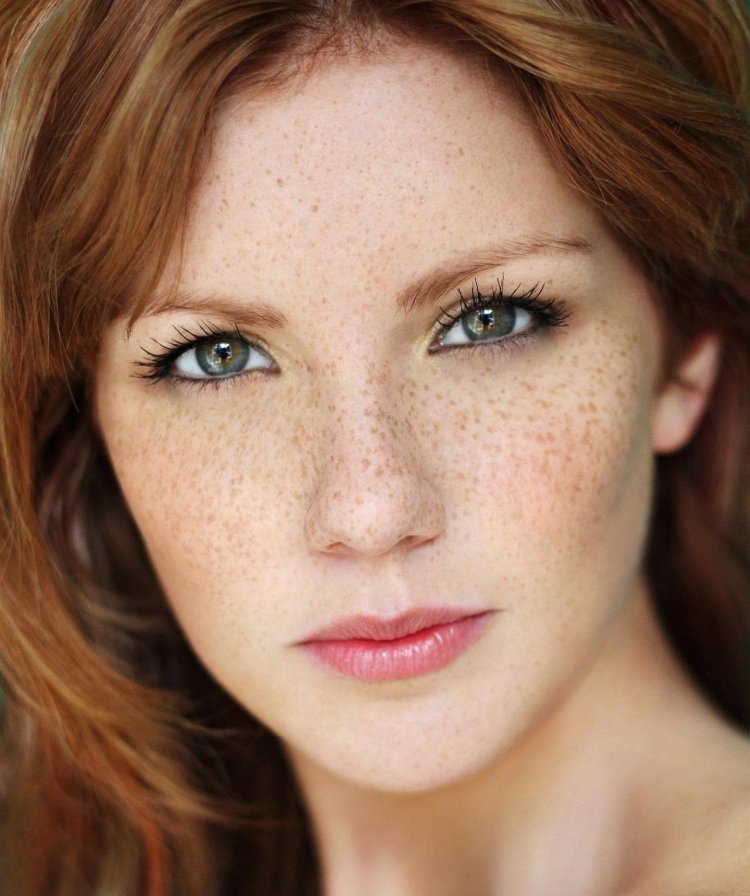 Николь уивер с веснушками