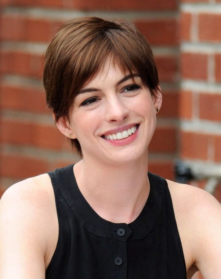 Мишель Уильямс с короткой стрижкой Пикси