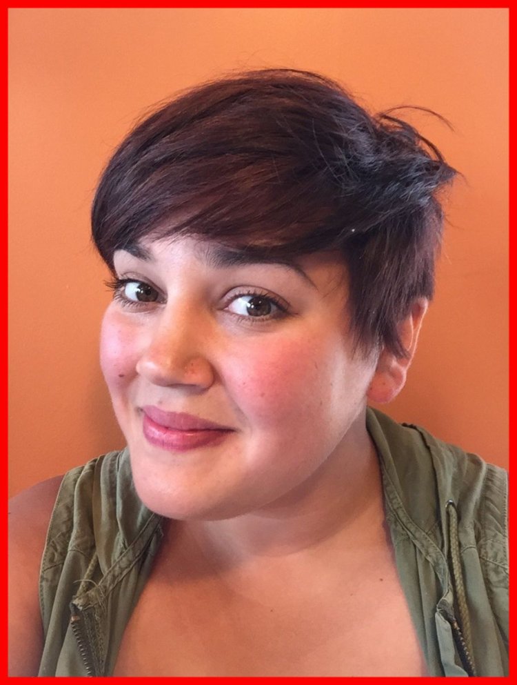 Алиса Мелано кароткой стрижкой