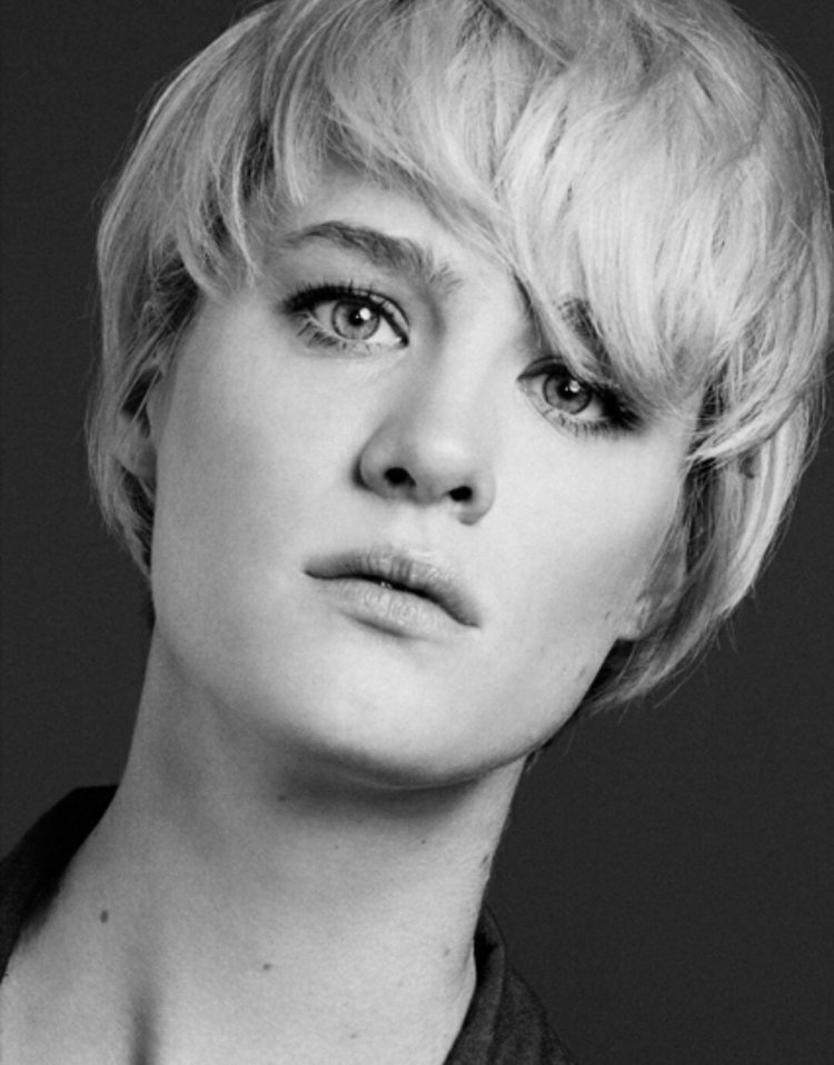 Полина Максимова с короткой стрижкой