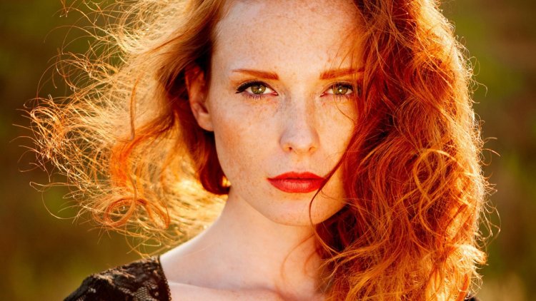 Рыжая девушка