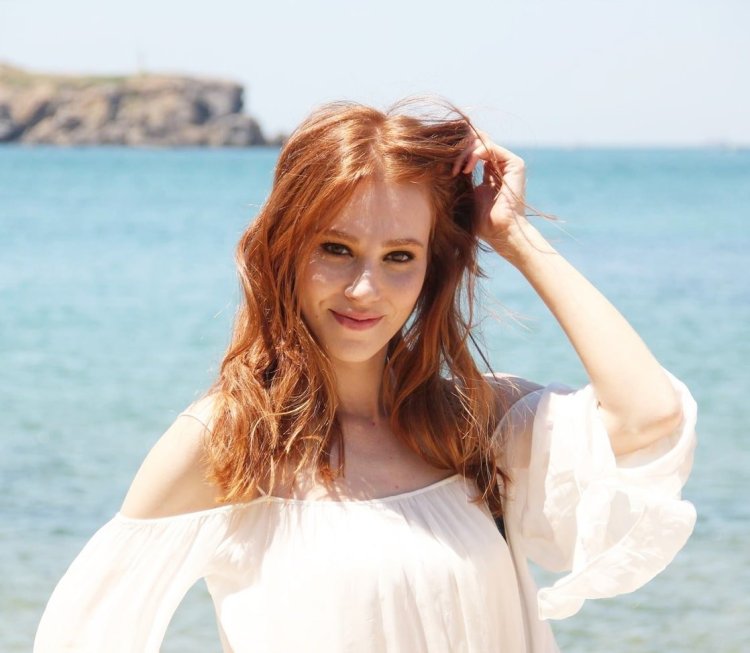 Турецкая актриса Эльчин Сангу