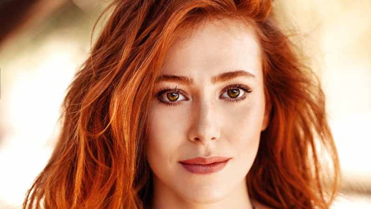 Рыжая турецкая актриса Эльчин Сангу