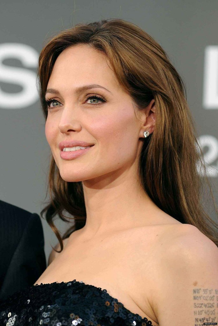 Анджелина Джоли профиль