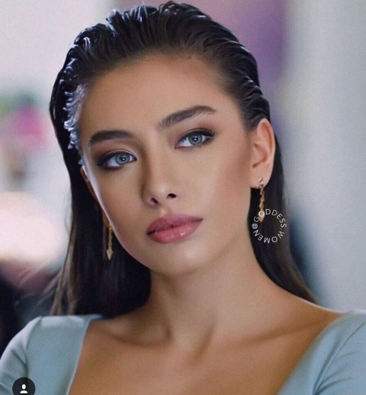 Актриса Неслихан Атагюль