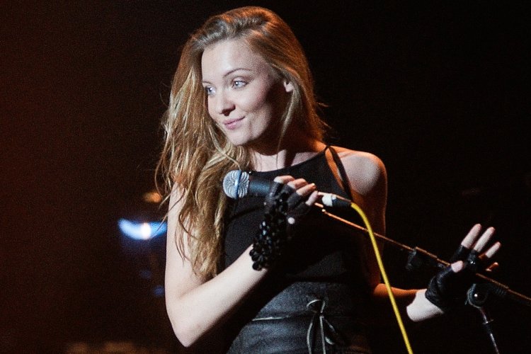 Певица с фабрики которая пела про солнце