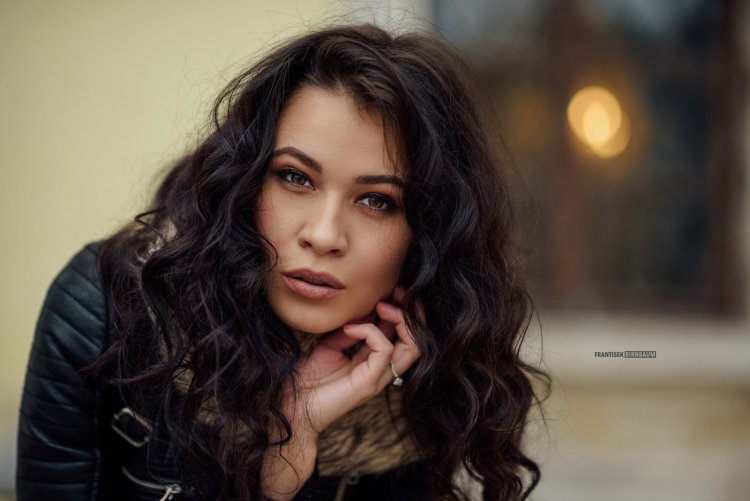 Брюнетка с вьющимися волосами