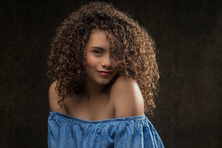 Кудрявая Жаклин Стоун