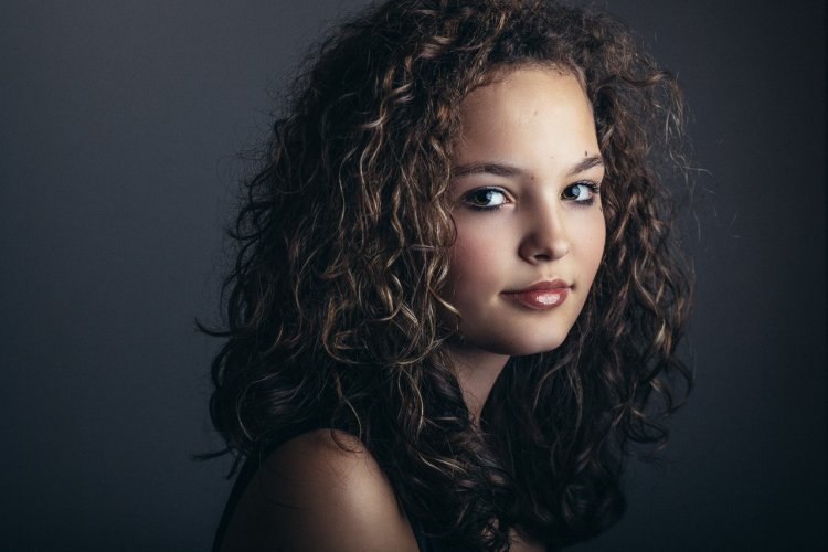 Девушка брюнетка с серыми глазами анфас волнистые волосы