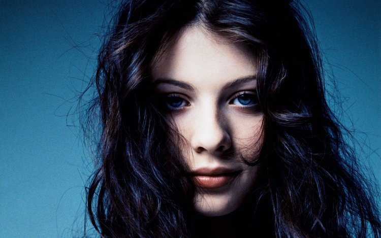 Мишель Трахтенберг с чёрными волосами