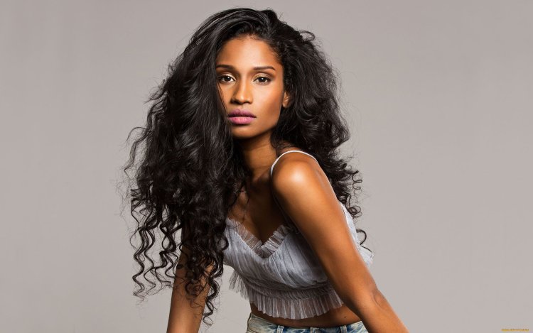 Смуглая девушка с черными длинными волнистыми волосами в полный рост